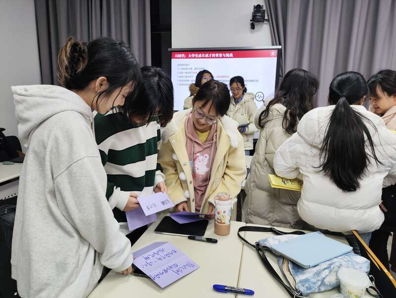 上学期,华东师范大学《职业认知与生涯发展》课堂。受访者供图