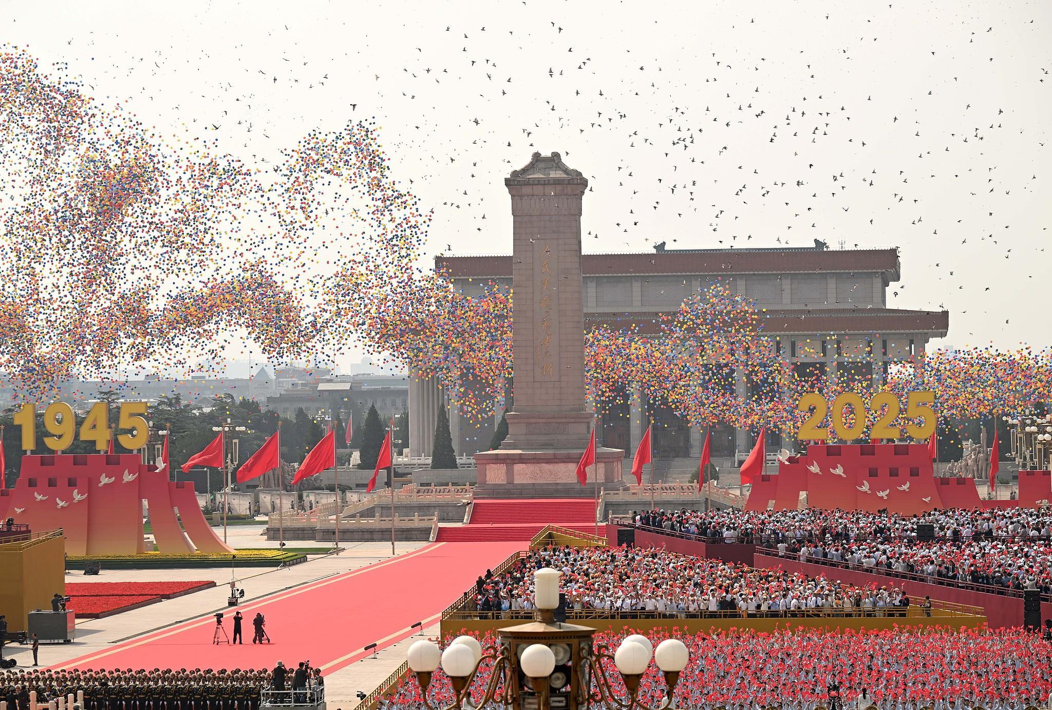 △2025年9月3日,纪念中国人民抗日战争暨世界反法西斯战争胜利80周年大会圆满举行,8万羽和平鸽和8万只气球在天安门广场放飞。