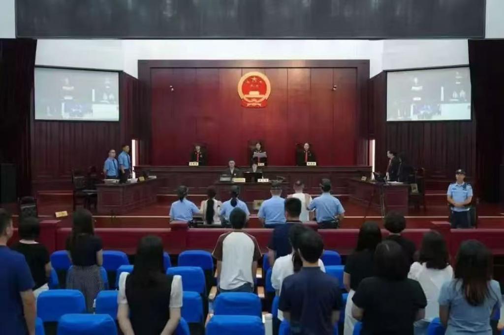 图为都江堰市人民法院对本案进行公开审理的现场。（受访单位供图）