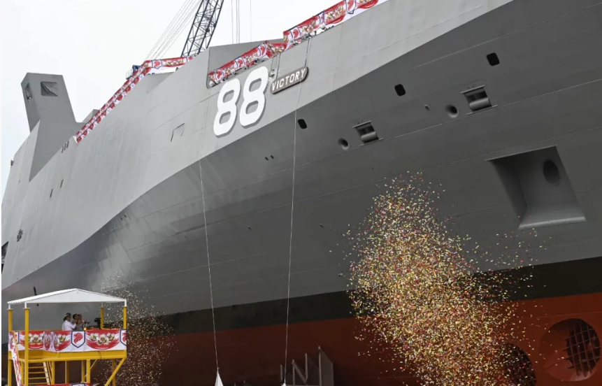 “胜利”号多用途战斗舰下水。