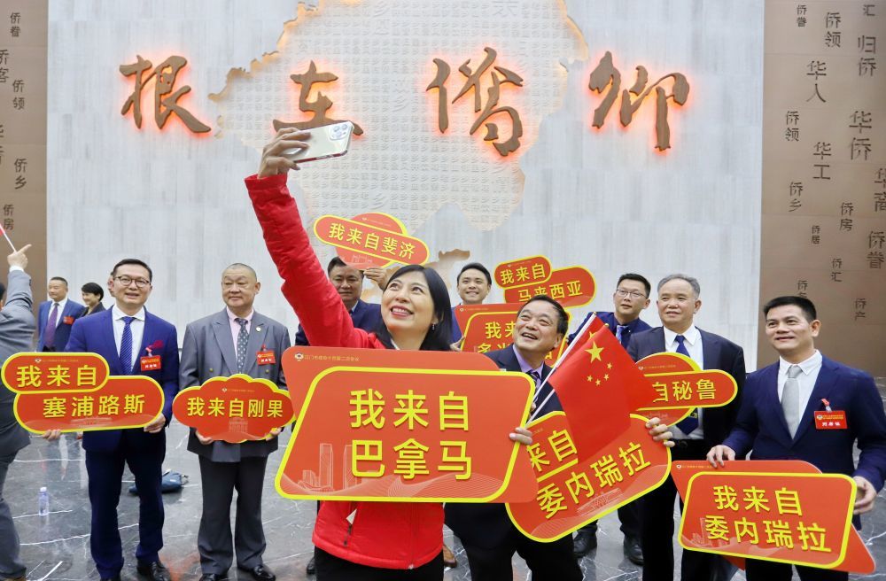 华人华侨及港澳同胞等60余人走进江门市中国侨都华人华侨博物馆，参观“根在侨乡”主题展览（2023年2月16日摄）。