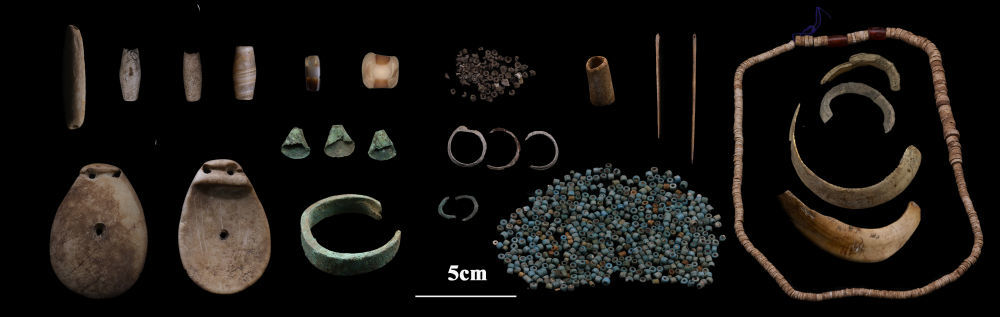 玛不错遗址墓葬出土的饰品（资料照片）。新华社发（西藏自治区文物保护研究所供图）