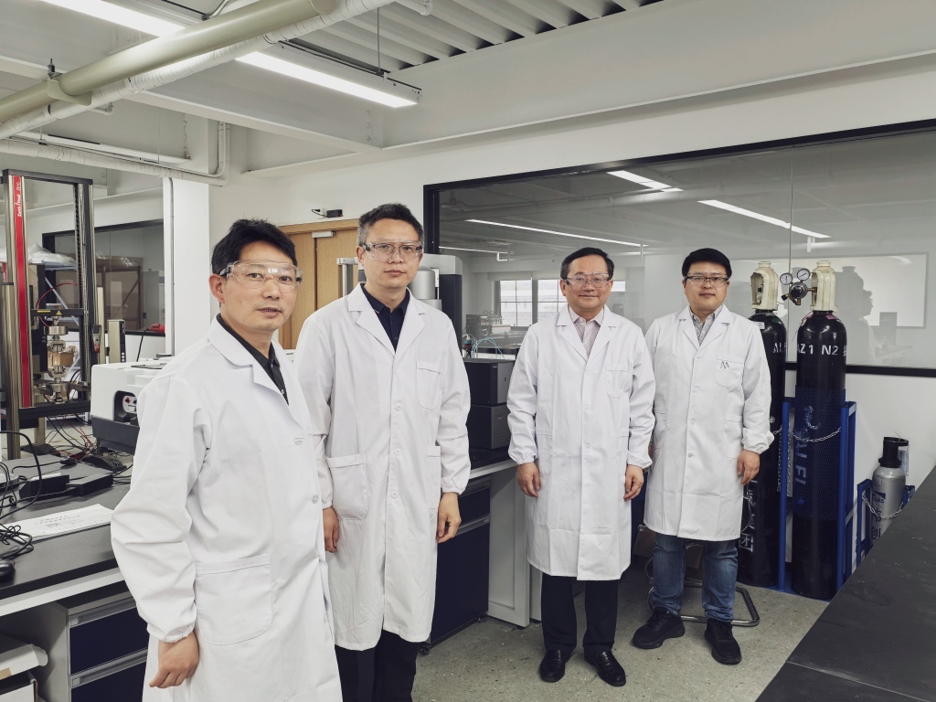 团队部分成员实验室合影，右二为朱新远、左二为张崇印。