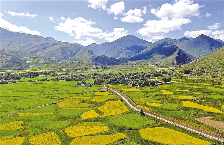 墨竹工卡县甲玛镇的乡村公路。