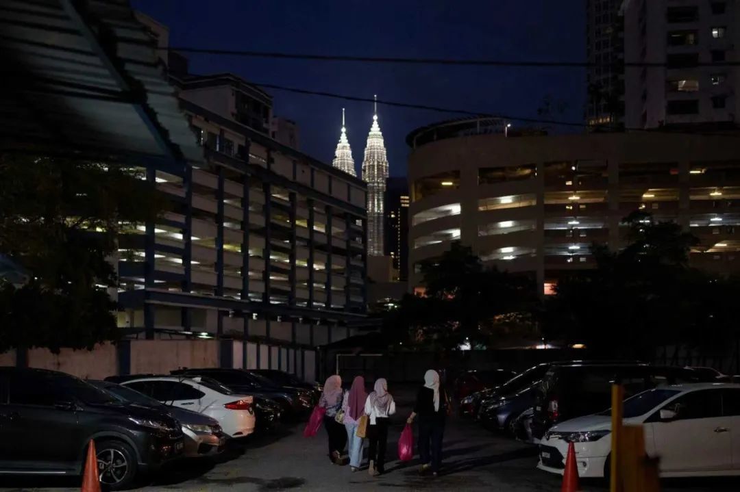 ◆吉隆坡的国家石油公司双子塔,塔高452米。该塔于1996年在马哈蒂尔的总理任内竣工,为当时世界最高的双子塔。