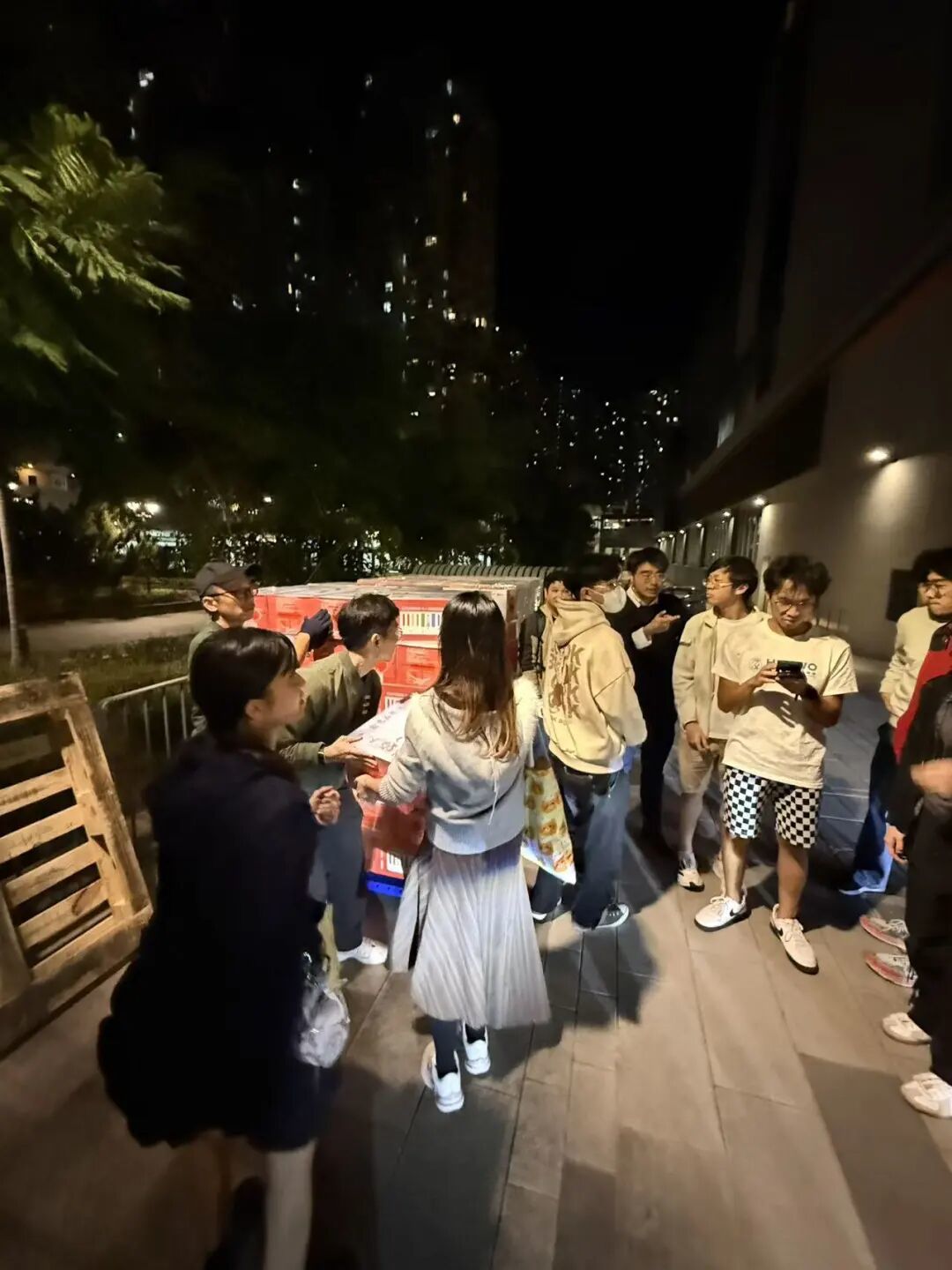 现场志愿者们在发放、搬运物资/受访者李小姐供图