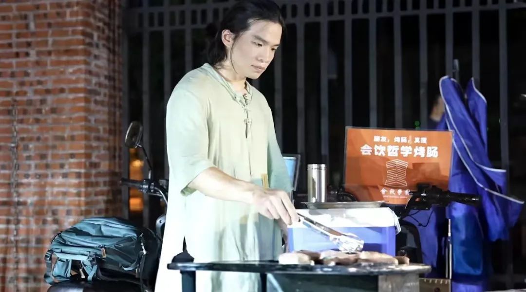 ▲卖烤肠的哲学系博士生（图/南方都市报视频报道）