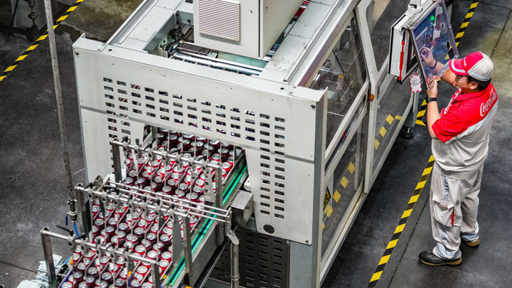 中粮可口可乐饮料（贵州）有限公司的工作人员在生产线旁进行操作（2025年8月24日摄）。新华社记者 陶亮 摄