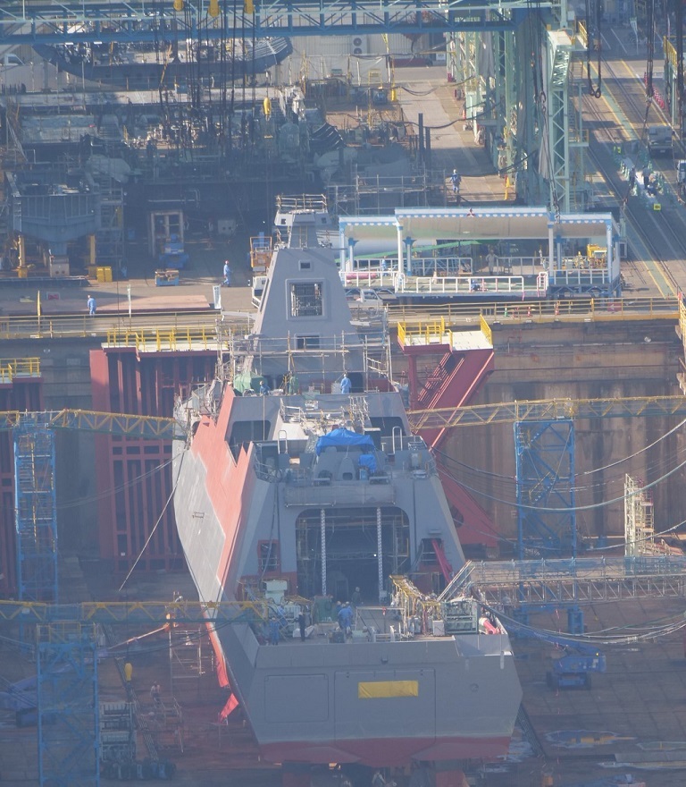 数周前处于坞内搭建最后阶段的“吉井”,左上方风雨棚内可见宽度明显大于“最上”级舰体的船底结构件,因此有日本网民认为这可能是“宙斯盾搭载舰”首制舰分段首次曝光 社交媒体