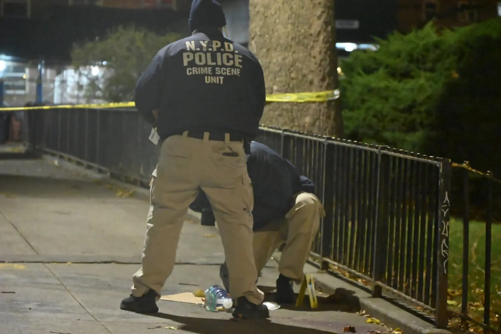 当地警员与技术人员在案发现场勘查并收集证据。图源:美媒报道配图