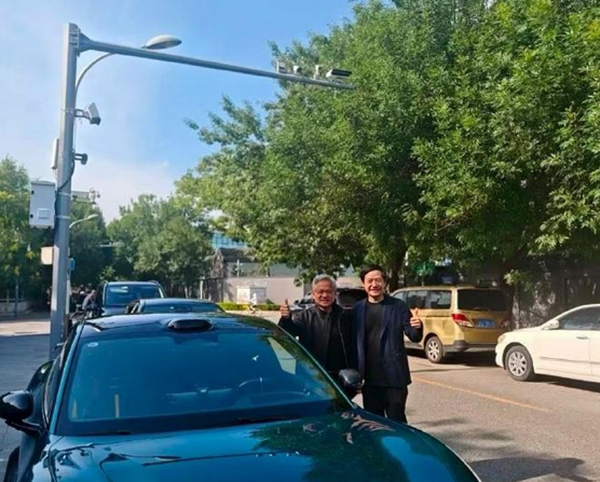 本周,黄仁勋开启今年第三次访华行程,图为网络上流传的他与小米集团创始人、董事长兼CEO雷军在中国的合影。 网络