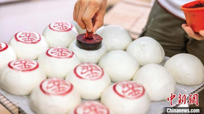5月2日，屹立长洲岛40年的老字号饼店郭锦记第二代传人郭宇钿接受 中新社记者采访时表示，近年来越来越多旅客对长洲岛文化产生兴趣，报名参加平安包工作坊。图为工作坊制作平安包。　(受访者供图)