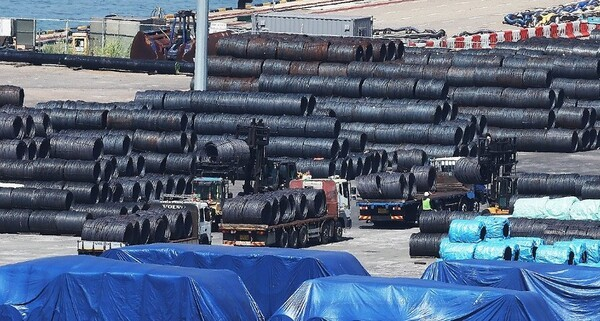 堆积在韩国港口的钢铁产品 资料图 图源:韩媒