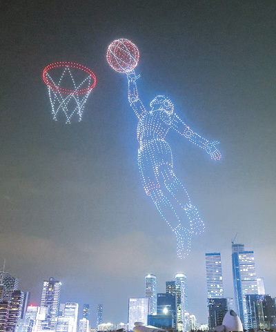 无人机在深圳夜空中组成投篮画面。