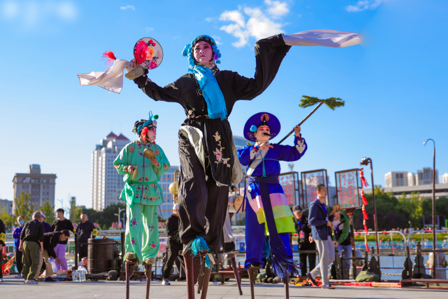 广场上进行的非遗表演（央广网发 津湾广场供图）