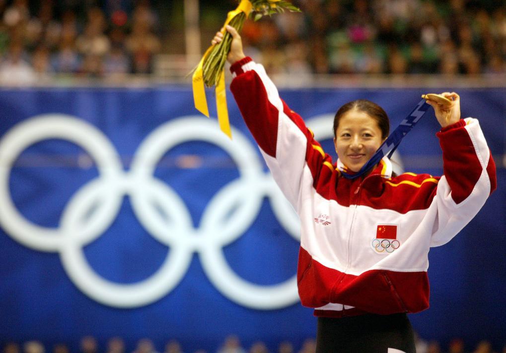 杨扬在美国盐湖城第19届冬季奥运会短道速滑女子500米颁奖仪式上（2002年2月16日摄）。新华社发