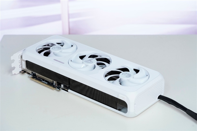 电竞叛客RTX 5070 Ti MAX显卡评测:300W性能释放畅玩4K 隐藏电源线设计海景房绝配