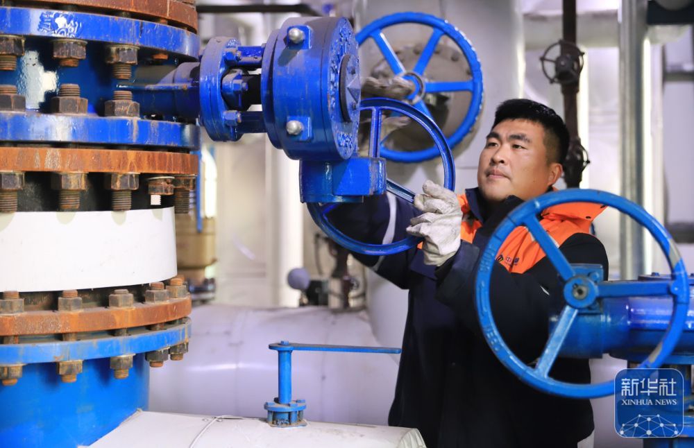 ↑ 12月10日,河南省焦作市温县一家热力公司的员工在巡检调试热力设备。新华社发(徐宏星摄)