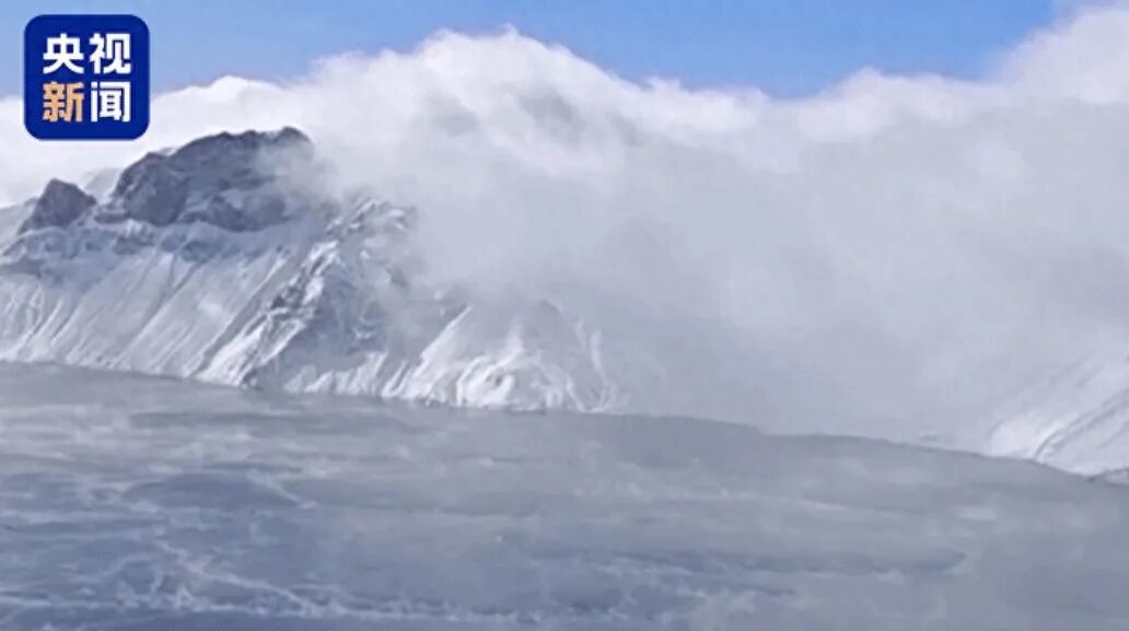吉林长白山天池水“开锅”。图/央视新闻