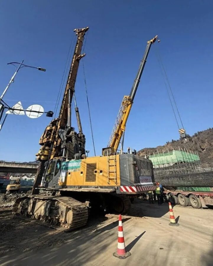 国道234兴阳线老公营桥桩基施工现场。