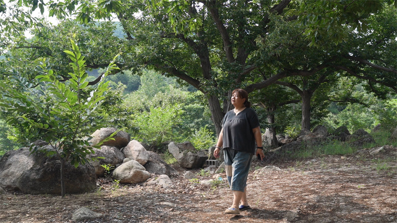 游客兰洁在花厂峪村。