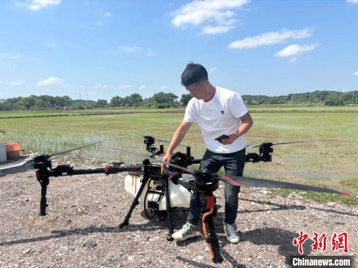 圖為“95后”飛手程祥鵬在檢查無人機。汪嘉琪 攝