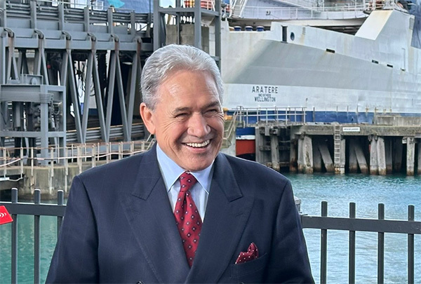 新西兰铁路部长温斯顿·彼得斯 社交媒体