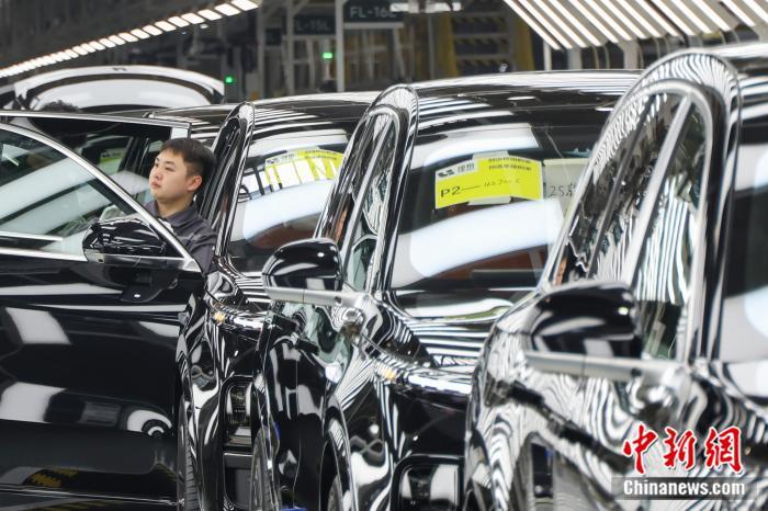 位于江苏常州的新能源车辆智能制造基地生产车间内的忙碌景象。中新社记者 泱波 摄