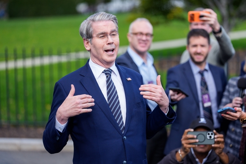 当地时间2025年10月22日,美国财政部长斯科特·贝森特在华盛顿特区白宫西翼外接受记者采访。 IC Photo