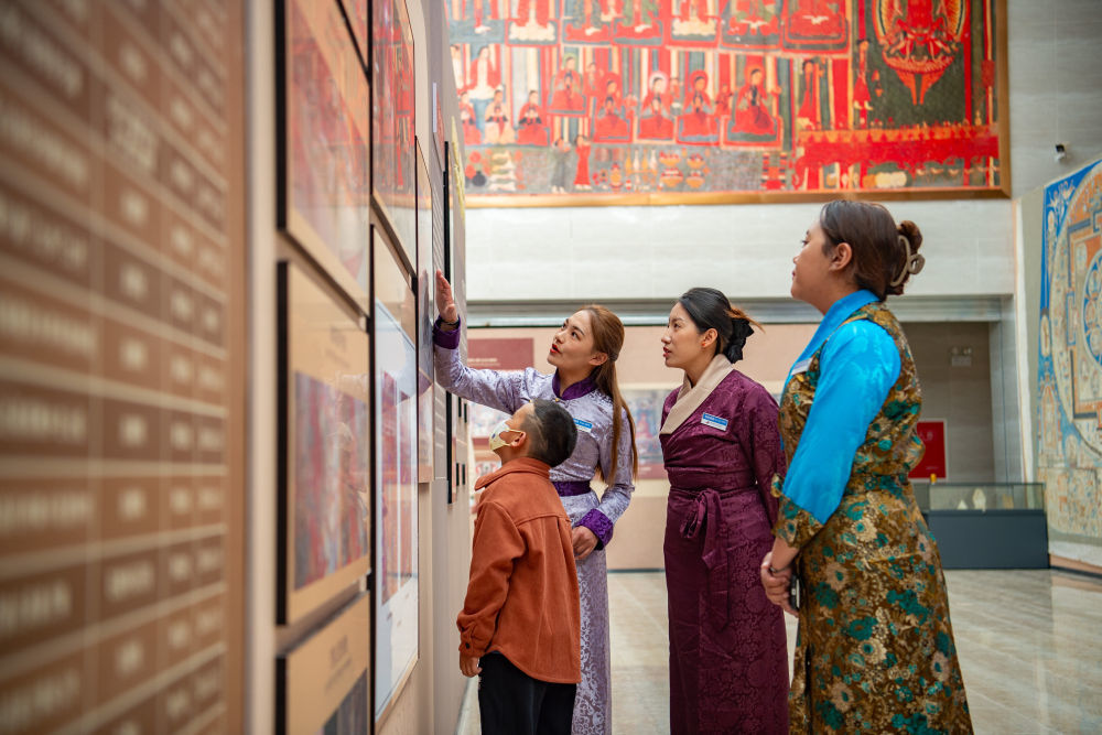 9月26日，“镌刻高原 绘见古今”阿里岩画与壁画艺术特展现场。（旦增努布 摄）