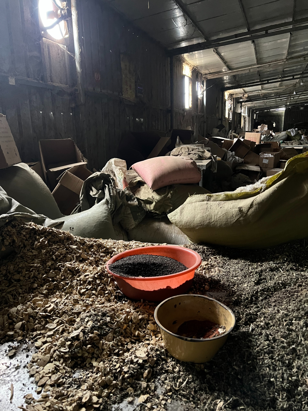 “雷允上”十二味草本足浴包委托的生产企业亳州市润源堂药业有限公司的生产车间,粉尘污染严重,药材随意堆放 来源:澎湃新闻