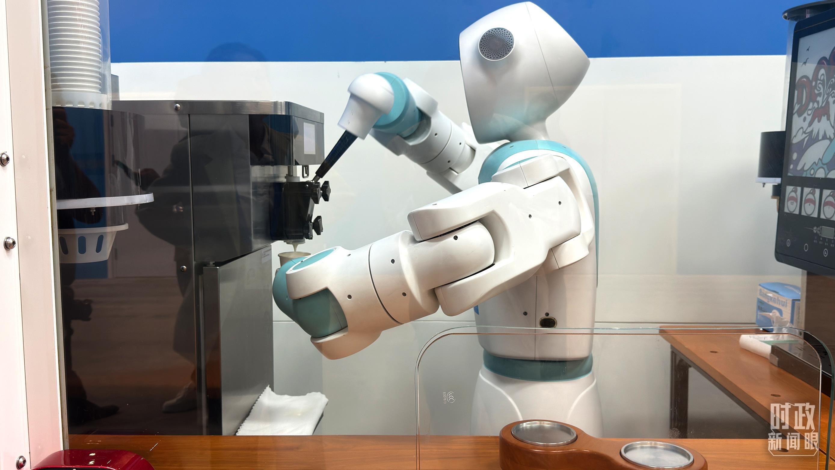 △峰会新闻中心的智能机器人正在制作冰淇淋。（总台央广记者张永鹏拍摄）