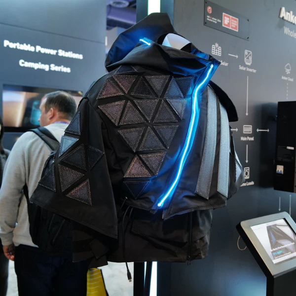 Anker可穿戴太阳能电池板夹克