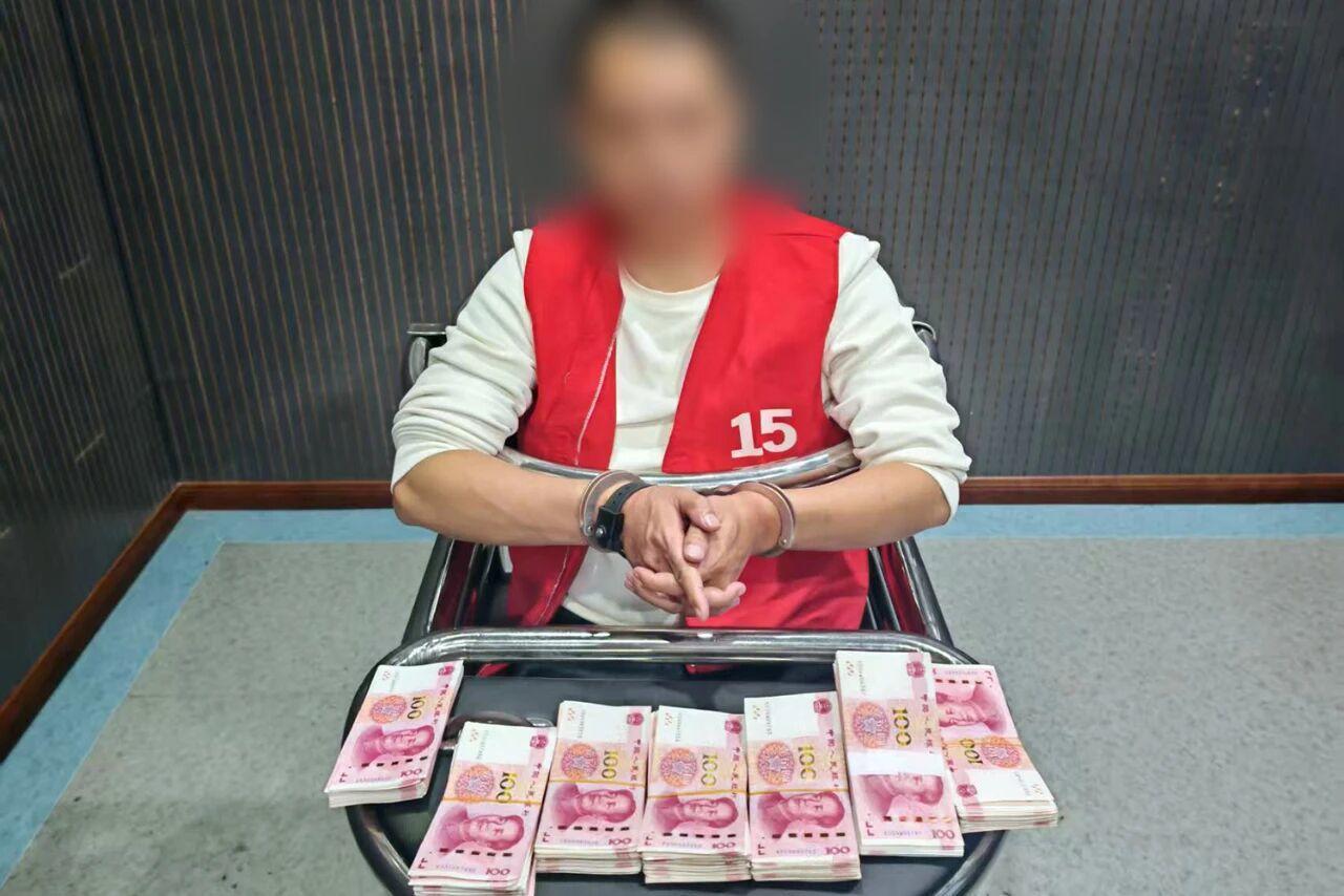 ▲犯罪嫌疑人及赃款 警方供图