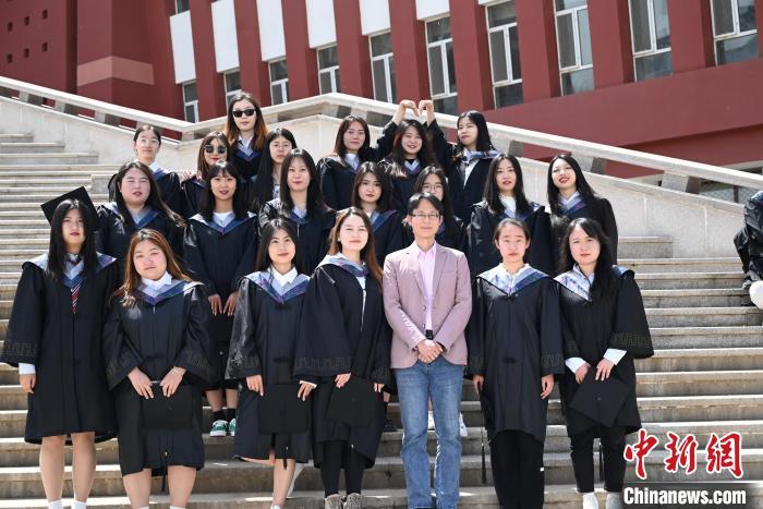 (资料图)图为杨中浩(前排右三)与学生们拍毕业照。杨中浩 供图