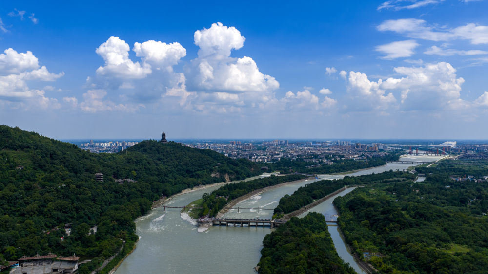 2025年7月拍摄的都江堰水利工程（无人机照片）。新华社发（何勃 摄）