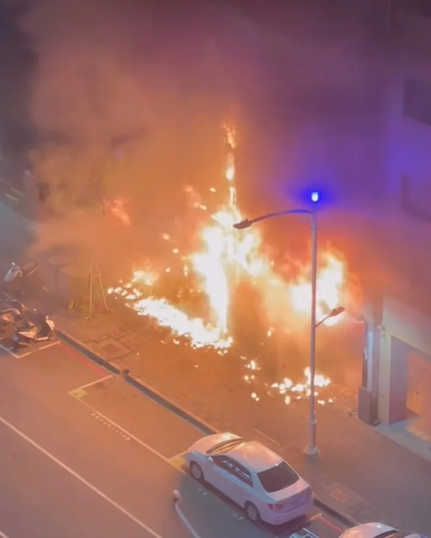 台湾高雄市一房产中介公司26日凌晨发生火灾。图源:台湾联合新闻网