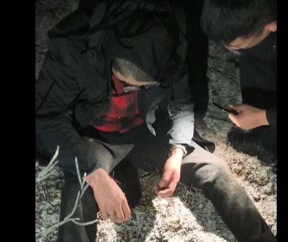 ▲找到男子时,其已经被冻失温