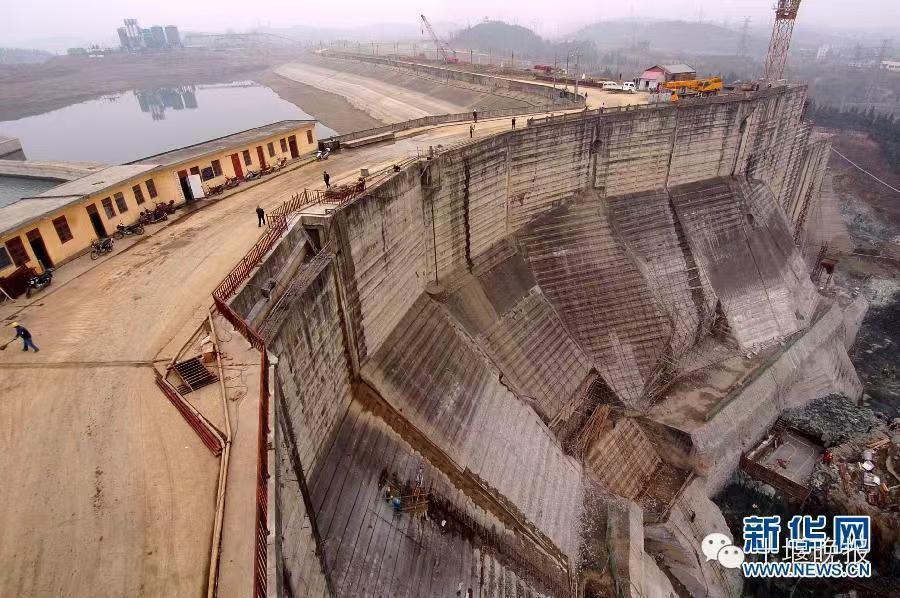 2006年,正在进行加高工程的丹江口大坝