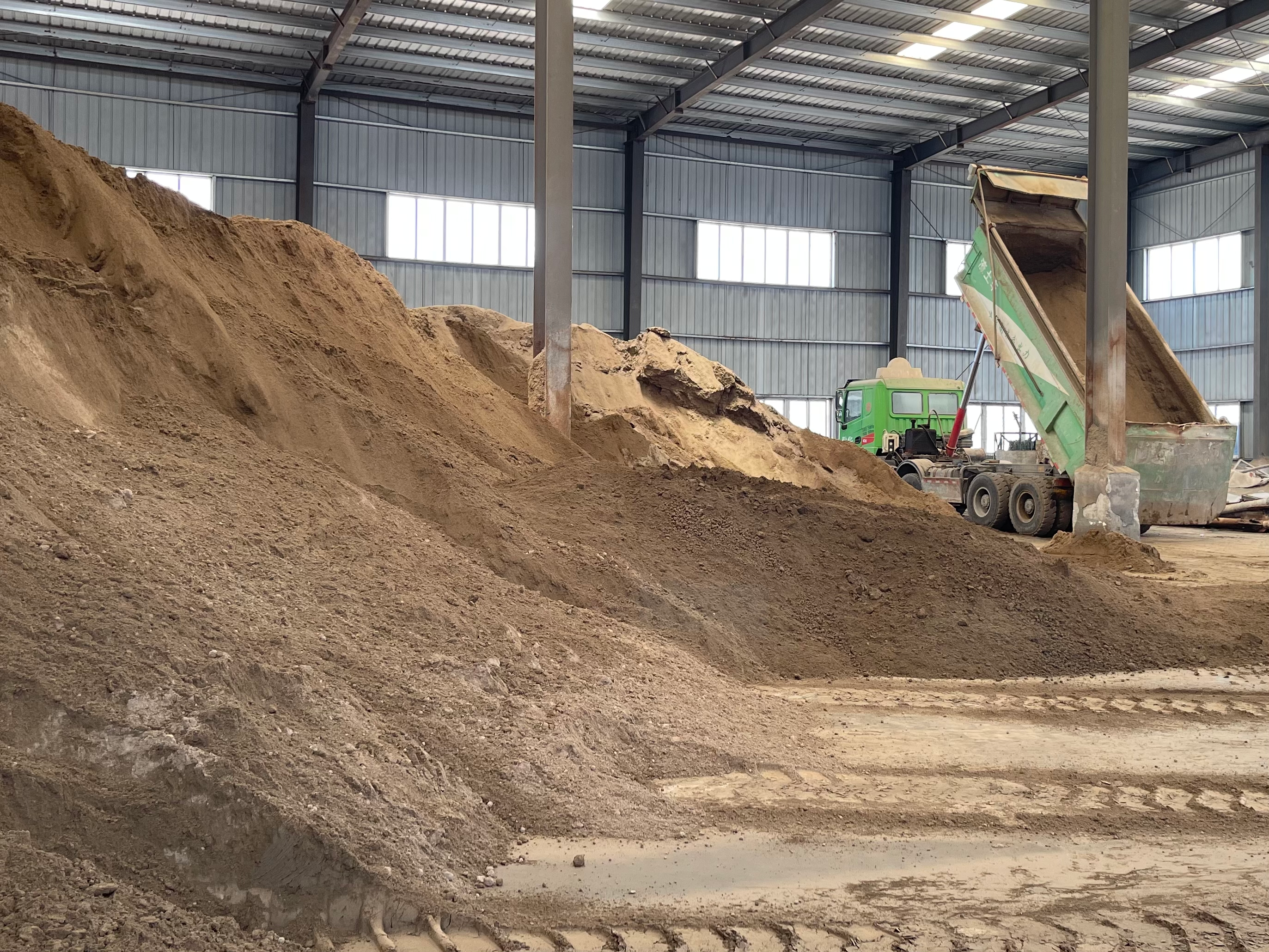 泽隆新环保科技有限公司一厂房内堆满了生物灰湿料。