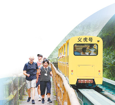 外国游客在湖南张家界国家森林公园十里画廊游玩。吴勇兵摄
