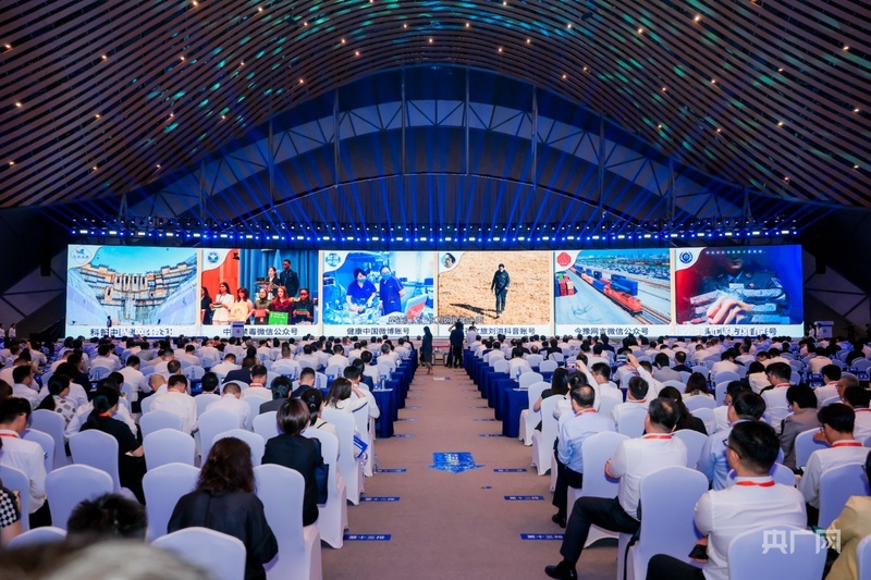 大会主论坛环节，展示了“走好网上群众路线百个成绩突出账号推选活动”成果（央广网发 主办方供图）