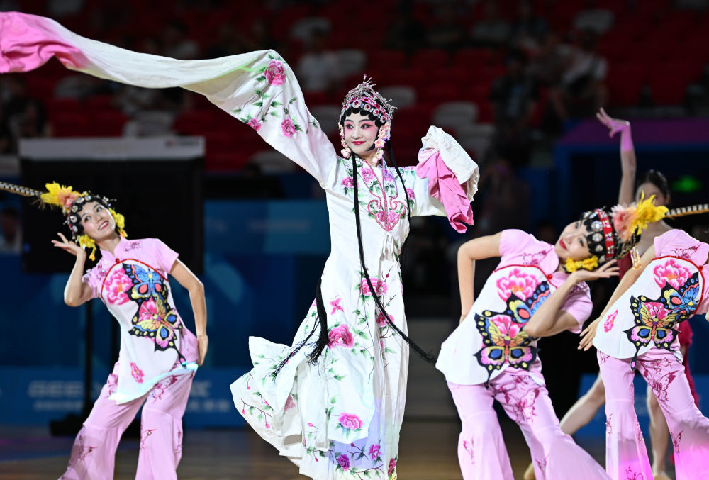 ↑8月8日,演员在成都世运会泰拳女子48公斤级半决赛前表演舞蹈。