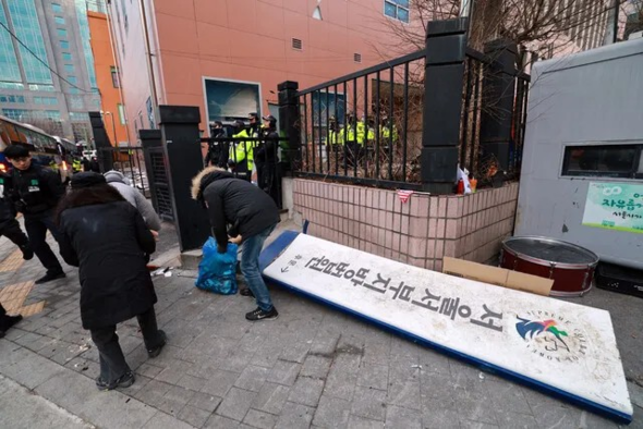 ◆1月19日，尹锡悦的支持者打砸首尔西部地方法院。