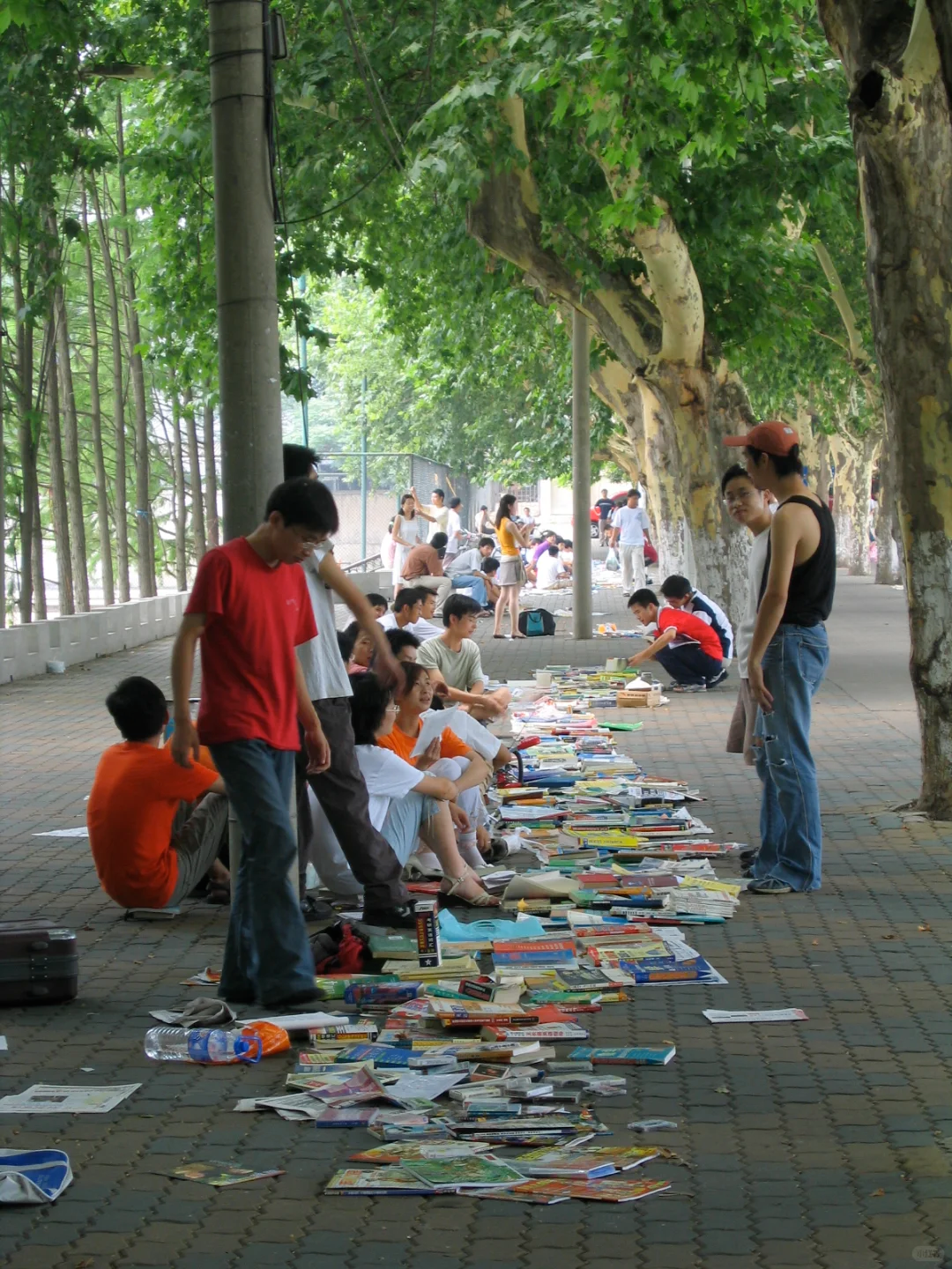 拍摄于2025年6月,华中科技大学西操场旁边,大四学生在摆摊卖书。(图/被访者供图)
