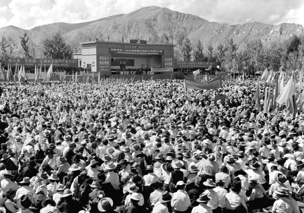 1965年9月9日,西藏自治区首府拉萨市3万多人集会,热烈庆祝西藏自治区正式成立。(新华社记者 马竞秋 摄)