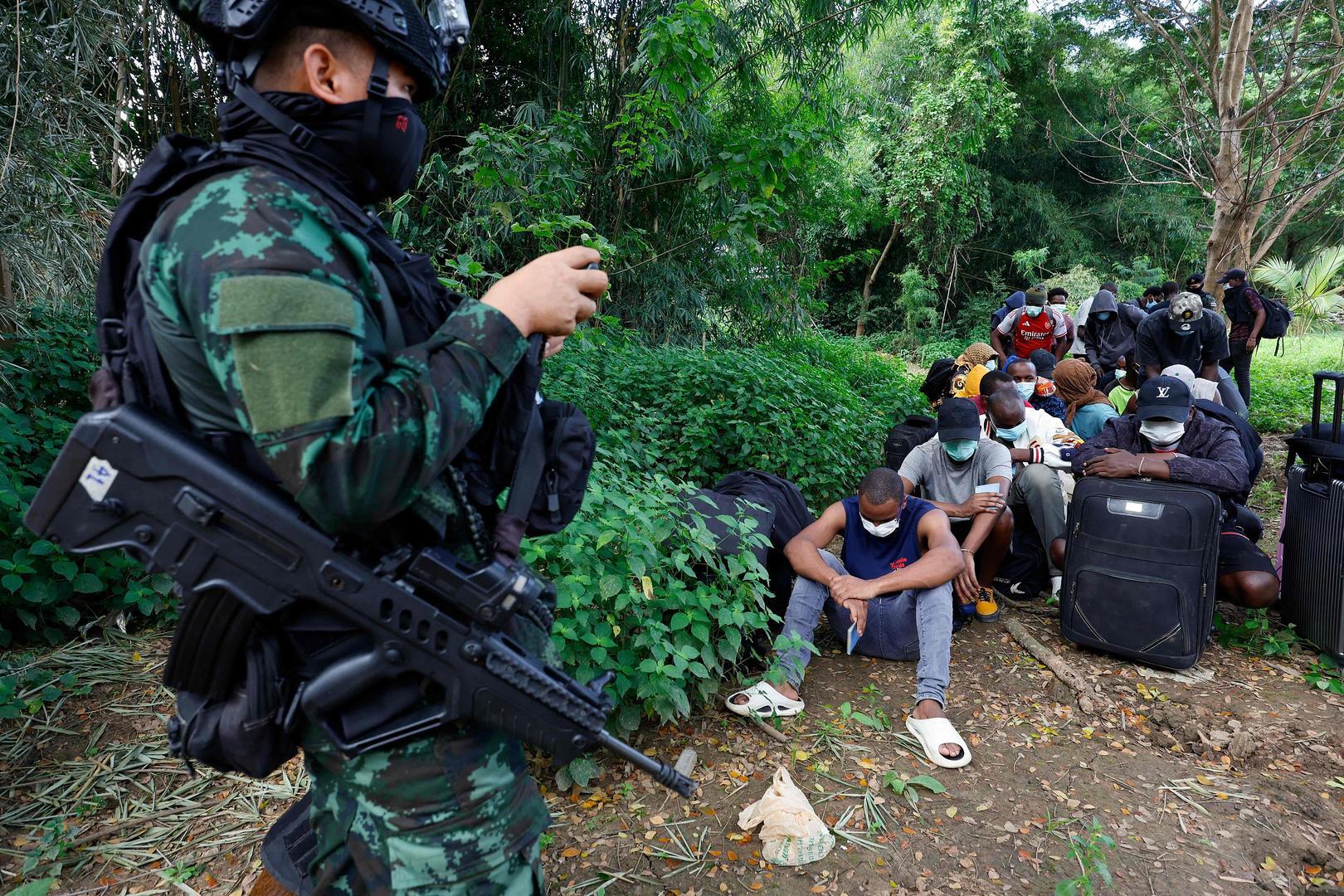 ▲10月24日,来自缅甸KK园区的人员进入泰国后被控制