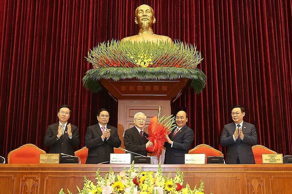 2021年1月31日,越南共产党第十三次全国代表大会在河内举行,阮春福(右二)、 王廷惠(右一)、范明政(左二)和武文赏(左一)祝贺阮富仲(中左)连任越共中央委员会总书记。图/视觉中国