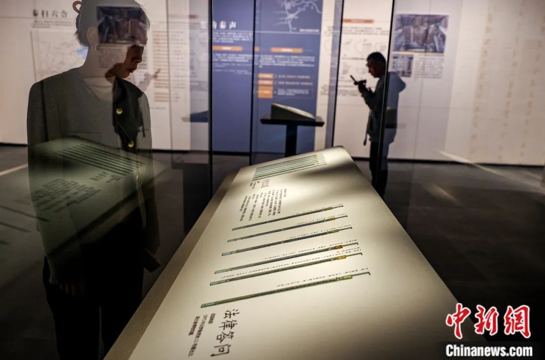 2024年4月30日，湖北武汉，“惠此简书——睡虎地秦墓出土简牍”展览在湖北省博物馆开展。图为观众参观法律相关简牍。 中新社记者 张畅 摄