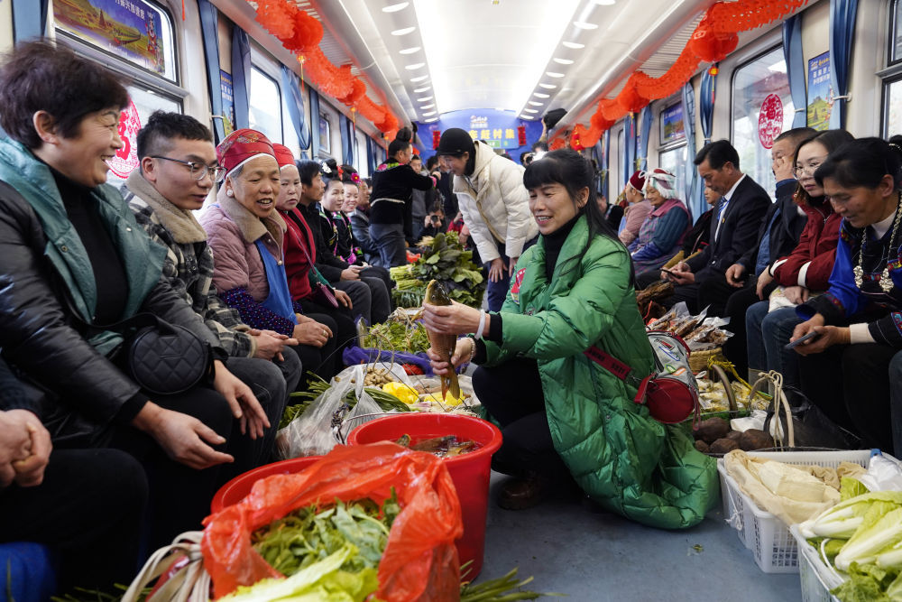 1月18日，旅客正在5640/39次列車上購(gòu)買年貨,。新華社發(fā)（沈向全攝）